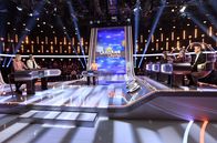 Quizduell-Olymp – Moderatorin Esther Sedlaczek (M.) mit den Kandidat:Innen des Teams "Stand-up": Hazel Brugger (l.) und Till Reiners (2.v.l..), beide Comedians, sowie dem Rateteam: Marie-Louise Finck (3.v.r.), Eckard Freise (2.v.r.) und Thorsten Zirkel (r.).