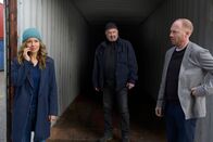 Ein starkes Team – Linett Wachow (Stefanie Stappenbeck, l.), Otto Garber (Florian Martens, M.) und der Spediteur Uwe Kunze (Johann von Bülow, r.) müssen feststellen, dass der Container leer ist.