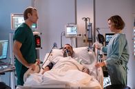 In aller Freundschaft – Auch Dr. Martin Stein (Bernhard Bettermann, li.) findet bei dem Mann (Stefan Timm, mi.) von Marianne Müller (Dominique Chiout) keine Ursache für seinen immer schlechter werdenden gesundheitlichen Zustand.