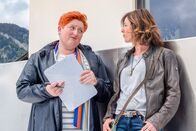 SOKO Kitzbühel – Der Verlobte von Carola Schwarz wurde ermordet im Swimmingpool gefunden. Ermittlerin Nina Pokorny (Julia Cencig, r.) möchte bei der Suche nach dem Täter Antworten finden. Kann Dr. Stefanie Löcker (Veronika Polly, l.) sie auf die richtige Spur bringen?