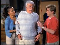 Diagnose: Mord – Amanda (Victoria Rowell, l.) und Jesse (Charlie Schlatter, r.) kümmern sich um Mark (Dick Van Dyke, M.), der nach dem Anschlag noch neben sich steht.