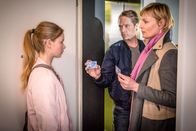 Notruf Hafenkante – Mattes (Matthias Schloo, M.) und Melanie (Sanna Englund, r.) sind Sinje (Emilia Bernsdorf, l.) gefolgt und wollen sie befragen.