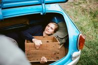 Adam und Evelyn – Auf der Fahrt von Ostberlin nach Ungarn an den Balaton hat Katja (Lena Lauzemis) den Fahrer eines Wagens angesprochen: Er bietet ihr an, sie heimlich im Kofferraum seines Wartburg über die Grenze mitzunehmen.