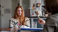 SOKO Wismar – Beim Durchsuchen von Osterbergs Wohnung stößt Katrin Börensen (Claudia Schmutzler, r.) auf ein verstecktes Geldbündel - einige 1000 Euro. Überhaupt hat Osterberg einen Lebensstil gepflegt, der deutlich über dem eines Hafenarbeiters liegt. Woher hatte er das Geld? Jennifer Karlsen (Laura Berlin, l.) hat darauf keine Antwort.