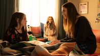 M3GAN – L-R: Cady (Violet McGraw), M3gan (Amie Donald), Gemma (Allison Williams)