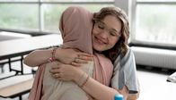 Almania – Koffeingedopt lässt Annika (Mathilda Smidt) ihren Gefühlen mal freien Lauf, immerhin hat Dilara das Sponsoring gerettet.