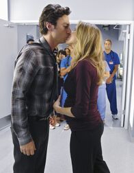 Scrubs - Die Anfänger – Sind glücklich miteinander und freuen sich auf ihr Baby: J.D. (Zach Braff, l.) und Elliot (Sarah Chalke, r.) ...