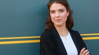 Rote Rosen – Maike Johanna Reuter kommt als Valerie Böttcher nach Lüneburg. #mehr LIEBE #mehr DRAMA #mehr INTRIGEN Happy Family – oder Chaos? Julius (Jan Stapelfeldt) und Franka (Birthe Wolter) trauen ihren Augen nicht: ihre Schwester Valerie taucht überraschend in Lüneburg auf. Während Julius sich über den Besuch seiner Zwillingsschwester freut, wittert Franka Ärger… Maike Johanna Reuter übernimmt in der ARD-Daily Novela Rote Rosen ab Folge 3981 die Rolle der Valerie Böttcher. Voraussichtlich zu sehen ist sie ab Mitte Mai 2024 im Ersten.