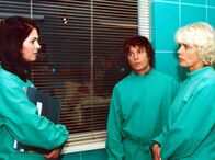 In aller Freundschaft – MDR Fernsehen IN ALLER FREUNDSCHAFT FOLGE 206, "Ich will nach Hause" Uhr. Dr. Eichhorn (Cheryl Shepard, links) erklärt der Familie (Luke Wilkens und Karin Düwel) der Patientin Martha Schmidt, wie wichtig Lebensmut für die Heiliungschancen sind...