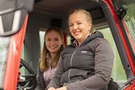 Heimatleuchten – Viktoria Gratl und Miriam Kuprian (l.) im Traktor beim Wettbewerb der Jungbauernschaft auf dem Wölfl-Hof