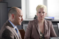 Die Rosenheim-Cops – Hartmut Mosch (Erol Nowak) und seine Frau Ella (Anette Hellwig) haben ihre Alibis schlecht abgesprochen und stehen nun als Lügner und Tatverdächtige da.