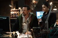 Next – C.M. Barton (Michael Mosley, l.); Gina (Eve Harlow, r.)