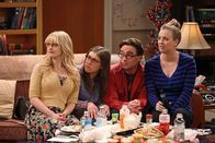 The Big Bang Theory – v.r.) und Penny (Kaley Cuoco, r.) veranstaltet Raj ein Überraschungs-Krimi-Dinner ...