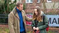 SOKO Wismar – Kommissar Lars Pöhlmann (Dominic Boeer, l.) geht der aktuelle Fall zu Herzen. Cora Sellners (Emma Brüggler, r.) Mutter Kim ist ermordet worden und der Vater des Mädchens ist unbekannt. Das Mädchen ist nun ein Fall für das Jugendamt. Doch Cora will auf keinen Fall das gewohnte Umfeld verlassen. Kann Lars Pöhlmann dem Mädchen helfen? Wird er den Mörder ihrer Mutter finden?