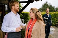 Meine Mutter ... – Hajü (Nikolaus Benda) beobachtet Toni (Diana Amft) und Sebastian (Lucas Prisor).