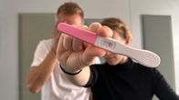 Puls – Puls Kinderwunsch – Wie leben Paare mit und ohne Erfüllung? Ein Paar hält das Ergebnis eines Schwangerschaftstests in die Kamera. Copyright: SRF