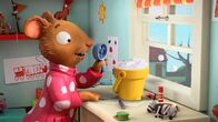Pip und Posy – Da der Schnee draußen leider schnell geschmolzen ist, mixt Posy für sich und Pip eine Portion eigenen Schnee.