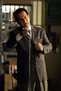 Monk – Bei einer Schießerei kommen fünf Mafia-Gangster ums Leben und der berüchtigte Pate Salvatore Lucarelli will, dass Adrian Monk (Tony Shalhoub) den Fall übernimmt ...