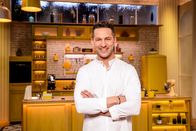 Doppelt kocht besser – Titel: Doppelt kocht besser; Person: Alexander Kumptner; Copyright: (c) SAT.1 / Nadine Rupp; Fotograf: Nadine Rupp; Bildredakteur: Clarissa Schreiner; Dateiname: 2463705.jpg; Rechtehinweis: Dieses Bild darf bis eine Woche nach Ausstrahlung honorarfrei fuer redaktionelle Zwecke und nur im Rahmen der Programmankuendigung verwendet werden. Spaetere Veroeffentlichungen sind nur nach Ruecksprache und ausdruecklicher Genehmigung der Seven.One Entertainment Group GmbH moeglich. Nicht fuer EPG! Verwendung nur mit vollstaendigem Copyrightvermerk. Das Foto darf nicht veraendert, bearbeitet und nur im Ganzen verwendet werden. Es darf nicht archiviert werden. Es darf nicht an Dritte weitergeleitet werden. Aneinanderreihung/Zusammenlegung/Kopplung von Bildern zum Zweck der Erstellung von Slide-Shows o.ä. nicht gestattet; Verbindung/Einfügen/Anfügen von Werbung nicht gestattet. Bei Fragen: foto@seven.one Voraussetzung fuer die Verwendung dieser Programmdaten ist die Zustimmung zu den Allgemeinen Geschaeftsbedingungen der Presselounges der Sender der Seven.One Entertainment Group GmbH.