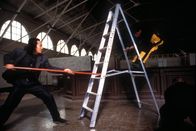 First Strike - Jackie Chans Erstschlag – Cop Jackie (Jackie Chan, r.) muss sich einfallsreich gegen die Mächte der Finsternis zur Wehr setzen ...