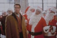 Versprochen ist versprochen – Um seinen Sohn nicht wieder zu enttäuschen, unternimmt Howard Langston (Arnold Schwarzenegger, l.) alles was er kann ...