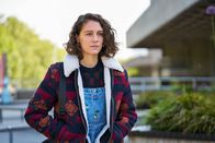 Trigonometry – An ihrem 31. Geburtstag denkt Ray (Ariane Labed) viel über sich und ihr Leben nach. Im letzten Jahr hat sich sehr viel für sie verändert.