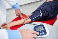 Visite – Doctor using digital blood pressure monitor on patient