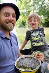 Zu Tisch ... – Matthieu und sein Sohn Paul mit einer Schüssel Moorauflauf mit grünem Gemüse, den er nach dem Rezept seiner Großmutter zubereitet hat