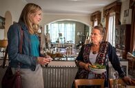 Praxis mit Meerblick – Nora (Tanja Wedhorn, li.) will sich von Roswitha Wing (Petra Kelling) nicht helfen lassen.