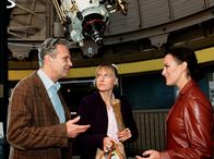 Aszendent Liebe – Der Astronom Robert von Reichenbach (Peter Sattmann) weiss noch nicht, ob sein Herz für die attraktive Bankerin Monika (Sonja Kirchberger, re.) oder für die Astrologin Lena (Anica Dobra) schlägt.