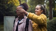 Schloss Einstein – Dilara (Isabella Jones, rechts) überrascht Ruby (Sonia Kantati).