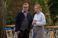 Der Alte – Markus Kolbe (Christian Kerepeszki) und Marie Kolbe (Katja Studt) spenden einander Trost.