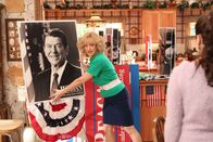 The Goldbergs – (v.li.) Wendi McLendon-Covey (Beverly Goldberg), Hayley Orrantia (Erica Goldberg).