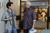 Community – Für das Biologie-Projekt soll Pierce (Chevy Chase, r.) ausgerechnet mit dem unbeliebten Todd (David Neher, l.) zusammenarbeiten ...