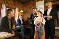 Der Bergdoktor – Damit Martins (Hans Sigl, 2.v.li.) Liebesglück nichts im Wege steht, will Roman (Siegfried Rauch, re.) mit dem Rest der Grubers (Heiko Ruprecht, li., Monika Baumgartner, mi., Ronja Forcher, 2.v.re.) in die Oper gehen, doch dem Vorhaben stellt sich Lilli (Ronja Forcher, 2.v.re.) vehement in den Weg.