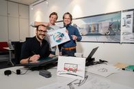 Checker Tobi – Gemeinsam mit den Busdesignern Günni und Stefan darf Tobi (Mitte) seinen eigenen Bus entwerfen.