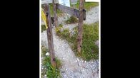 Schauplatz Gericht – Herr S. klagt bei einer Wanderung in den Tiroler Bergen über eine „Stolperfalle“ durch einen gespannten Elektro-Draht und möchte Schadenersatz vom Grundbesitzer.