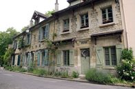 "Stadt Land Kunst"-Inspirationen – Nordwestlich von Paris, hinter Weizenfeldern und windgepeitschten Ebenen, erahnt man das malerische Dorf Auvers-sur-Oise, das heute von der Landwirtschaft und dem Tourismus lebt.