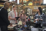Navy CIS: L.A. – Gemeinsam versuchen sie, einen neuen Fall zu lösen: Sam (LL Cool J, l.), Kensi (Daniela Ruah, r.), Nell Jones (Renée Felice Smith, 2.v.r.) und Eric (Barrett Foa, 2.v.l.) ...