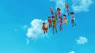 Peter Pan - Neue Abenteuer – Peter Pan und die Verlorenen Kinder befinden sich hoch oben in den Lüften.