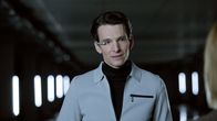 Zero – Szene mit Sabin Tambrea als Freemee-Chef Carl Montik