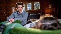 Sturm der Liebe – Otto (Maurice Lattke, l.) beginnt, Gefühle für Valentina (Aylin Ravanyar, r.) zu entwickeln.