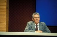 Network – Howard Beale (Peter Finch), der beliebte Nachrichtenredakteur des Senders UBS, wird wegen sinkender Einschaltquoten abgesetzt. Seinen letzten Auftritt nutzt Beale, einmal seine persönliche Meinung über das Fernsehen loszuwerden, was zum Skandal wird.