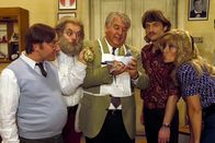 MA 2412 – L-R: Ingenieur Breitfuß (Roland Düringer), Herr Claus (Karl Ferdinand Kratzl), Helmut Pechlaner (Helmut Pechlaner), Herr Weber (Alfred Dorfer), Frau Knackal (Monika Weinzettl)