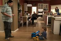Modern Family – L-R: Manny Delgado (Rico Rodriguez), Jay Pritchett (Ed O'Neill), Joe Pritchett (Jeremy Maguire) und Gloria Delgado-Pritchett (Sofía Vergara)