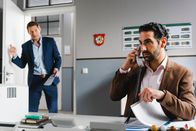 Die Rosenheim-Cops – Kann Controller Daniel Donato (Paul Brusa, r.) möglicherweise Kommissar Hansen (Igor Jeftić, l.) helfen, die italienischen Dokumente aus dem aktuellen Mordfall zu übersetzen?