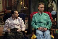Two and a Half Men – Herb (Ryan Stiles, r.), der Alans (Jon Cryer, l.) Ex-Frau Judith geheiratet hat, kommt mit deren Launen kurz vor der Geburt ihres gemeinsamen Babys nicht zurecht ...
