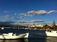 Griechenland - Von Insel zu Insel – Über dem Hafen von Nafplio liegt das venezianische Kastell.