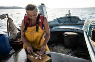 Zu Tisch ... – Angélique Colfort bereitet das Fischcarpaccio zu.