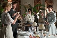 Grand Hotel – (v.l.n.r.) Laura (Marta Hazas); Javier (Eloy Azorín); Doña Teresa (Adriana Ozores); Mercedes Rovinia, Señora de Montenegro (Marta Calvó)